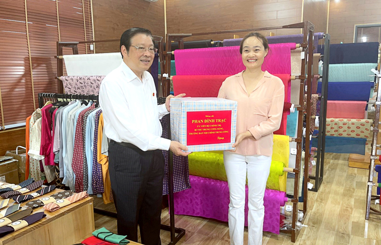 Đồng chí Phan Đình Trạc - Ủy viên Bộ Chính trị, Trưởng Ban Nội chính Trung ương thăm và tặng quà cho Công ty lụa Hà Bảo (TP Bảo Lộc) HẢI ĐƯỜNG