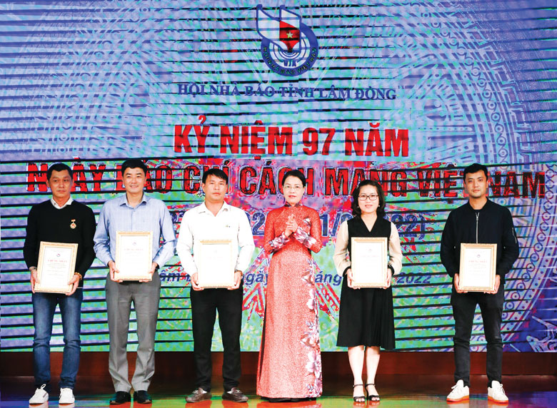 Trao chứng nhận tác phẩm Báo chí chất lượng cao năm 2021 cho các tác giả. Ảnh: Võ Trang