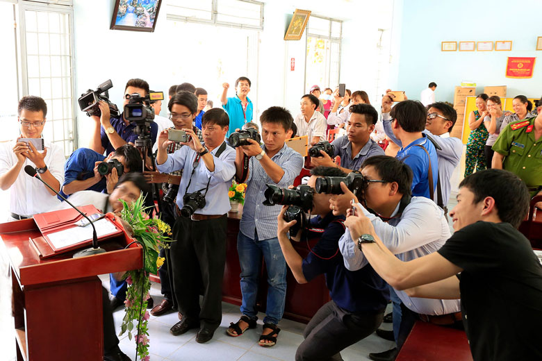 Tác nghiệp. Ảnh: Thụy Trang