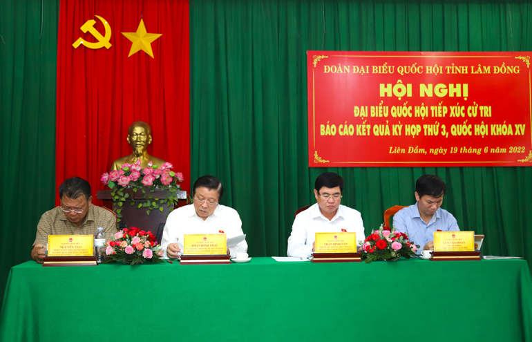 Trưởng Ban Nội chính Trung ương Phan Đình Trạc tiếp xúc với cử tri huyện Di Linh