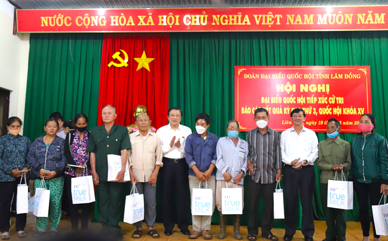 Đồng chí Phan Đình Trạc - Ủy viên Bộ Chính tri, Trưởng Ban Nội chính Trung ương và Đồng chí Trần Đức Quận - Ủy viên Trung ương Đảng - Bí thư Tỉnh ủy Lâm Đồng tặng quà cho người có công, gia đình chính sách hộ nghèo xã Liên Đầm