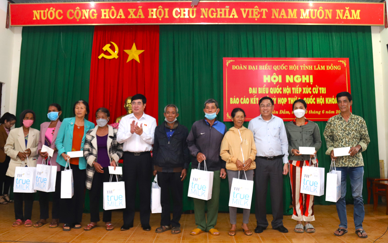 Đại biểu Trần Đình Văn - Phó Bí thư Thường trực Tỉnh ủy, Trưởng đoàn ĐBQH khóa XV đơn vị tỉnh Lâm Đồng trao tặng quà cho người có công, gia đình chính sách và hộ nghèo xã Liên Đầm