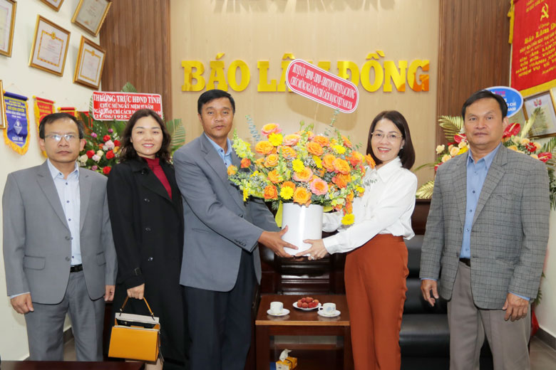  Lãnh đạo huyện Lạc Dương thăm và chúc mừng tập thể Báo Lâm Đồng nhân ngày 21/6