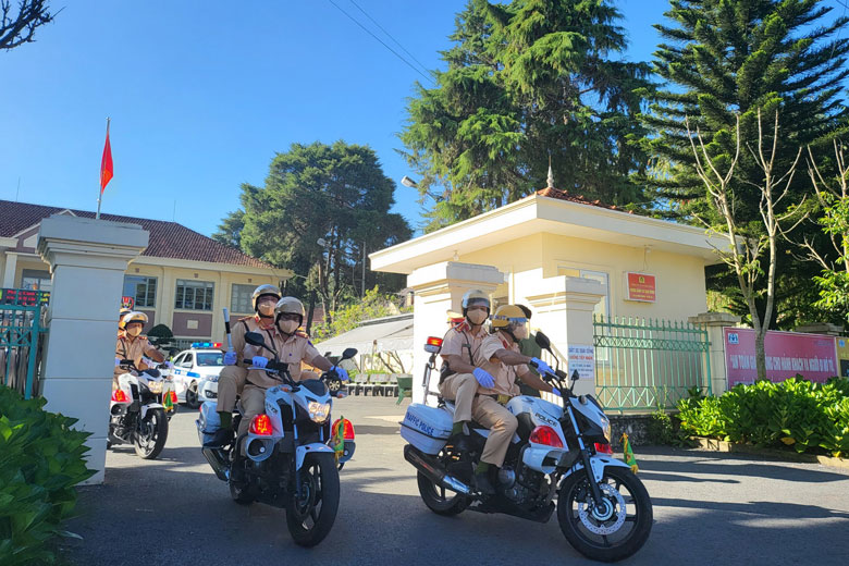 Ngay sau lễ phát động, các chiến sỹ CSGT Công an tỉnh đã tổ chức diễu hành, tuyên truyền người dân nâng cao ý thức, giữ gìn an toàn giao thông