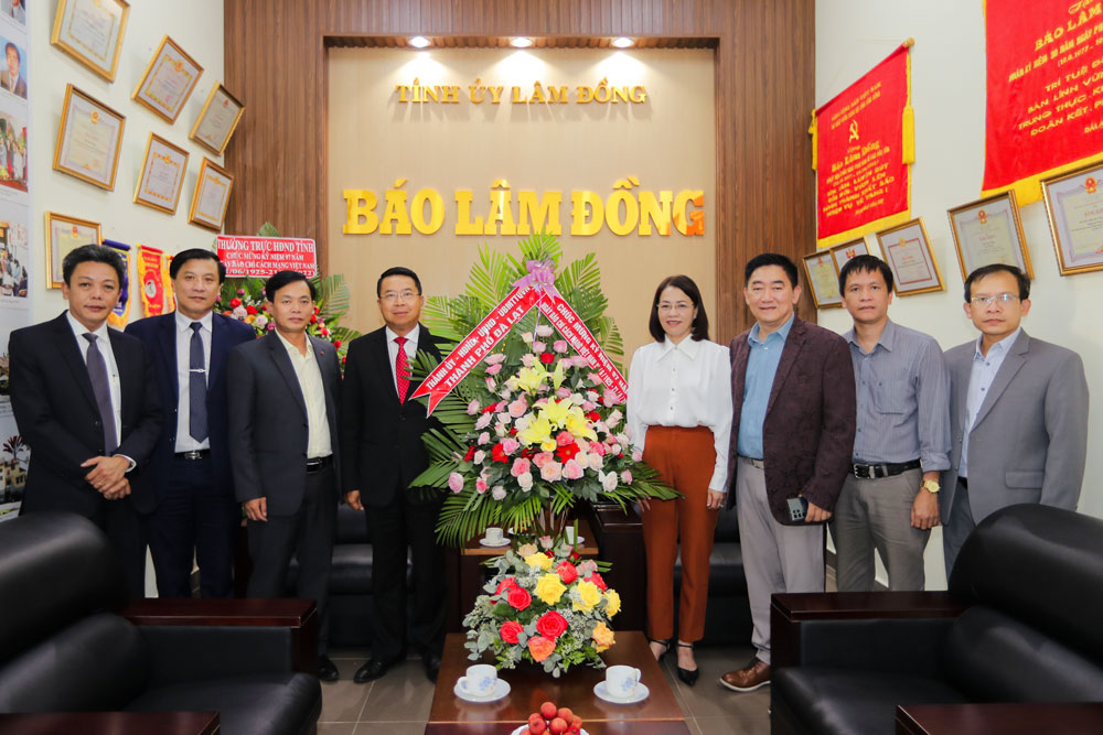 Báo Lâm Đồng đón nhận nhiều tình cảm của các đơn vị, địa phương nhân ngày Báo chí Cách mạng Việt Nam