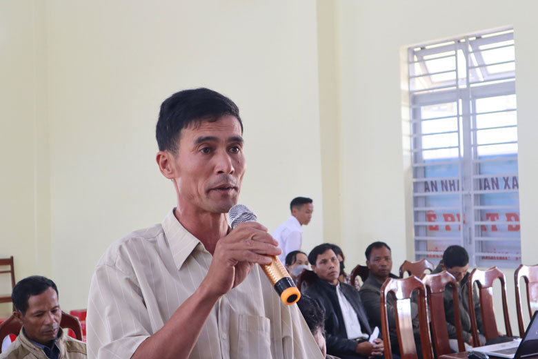 Cử tri phát biểu tại buổi tiếp xúc