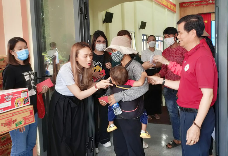 Ca sỹ Mỹ Tâm trao quà và học bổng tại Đức Trọng