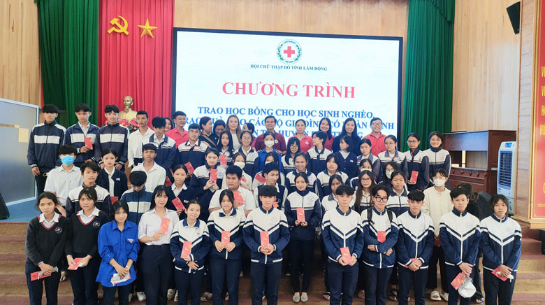 Trao học bổng cho các em học sinh nghèo