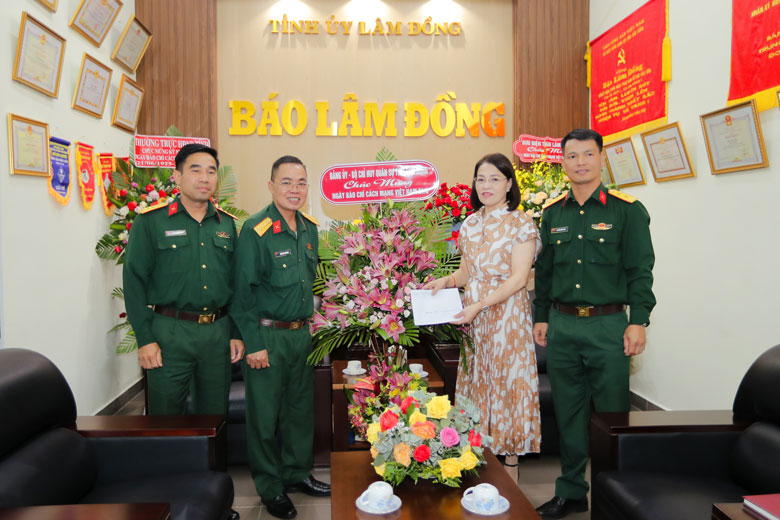 Nhiều cơ quan, đơn vị chúc mừng Báo Lâm Đồng nhân ngày 21/6