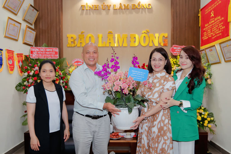Đại diện Hiệp hội Hoa Đà Lạt tặng hoa chúc mừng đội ngũ người làm Báo Lâm Đồng nhân dịp 21/6