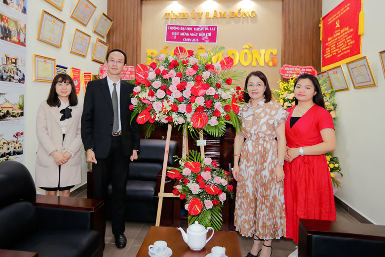 Lãnh đạo Trường Đại học Yersin Đà Lạt thăm, tặng hoa chúc mừng cán bộ, phóng viên Báo Lâm Đồng