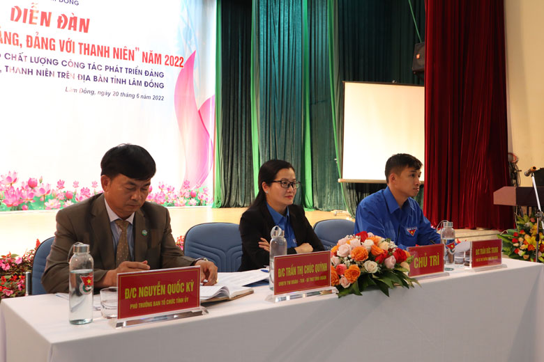 Các đồng chí chủ trì Diễn đàn