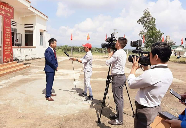 Mỗi tác phẩm báo chí ra đời của đội ngũ phóng viên đài huyện góp phần đẩy nhanh công cuộc xóa đói giảm nghèo trên địa bàn, xây dựng huyện phát triển toàn diện