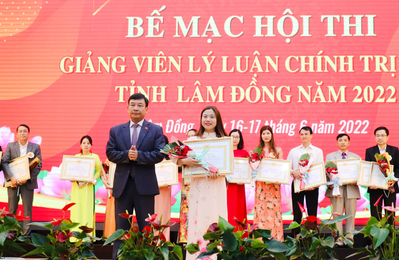 Nâng cao chất lượng công tác giáo dục chính trị, tư tưởng