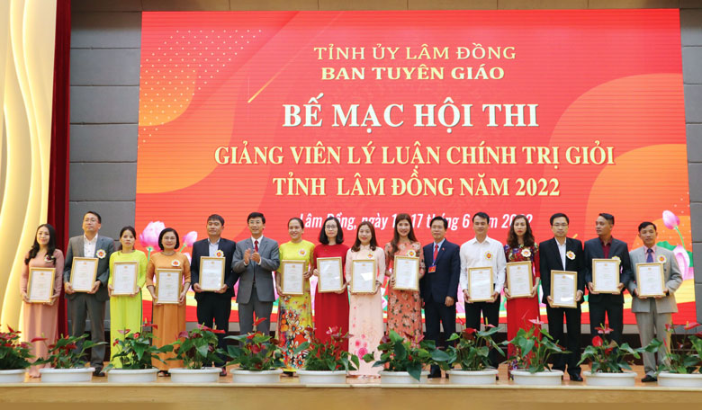Ban Tổ chức Hội thi trao giấy chứng nhận Giảng viên đoạt loại giỏi cho 14 thí sinh