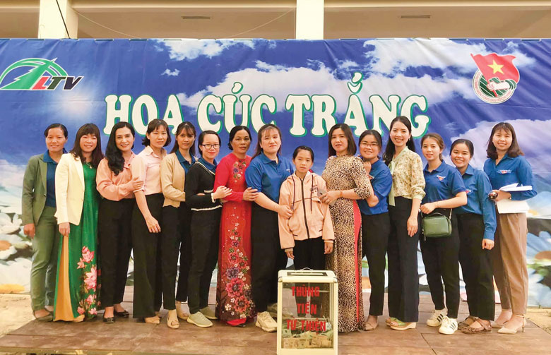 18 năm nặng nghĩa tình Hoa cúc trắng
