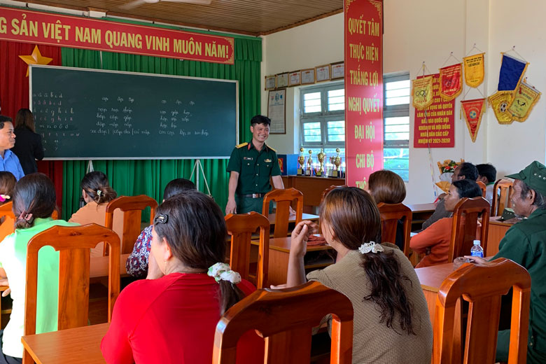 Đoàn kinh tế Quốc phòng Lâm Đồng tổ chức lớp xoá mù chữ tại xã Đinh Trang Thượng