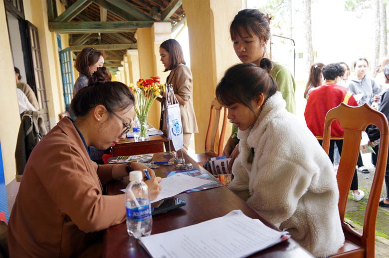 Trực tiếp nghe tư vấn và phỏng vấn bước đầu