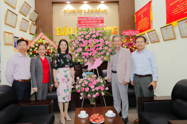 Ông Huỳnh Quang Long - Phó Giám đốc Sở Giáo dục và Đào tạo tỉnh Lâm Đồng cùng cán bộ đơn vị thăm, chức mừng Báo Lâm Đồng sáng nay