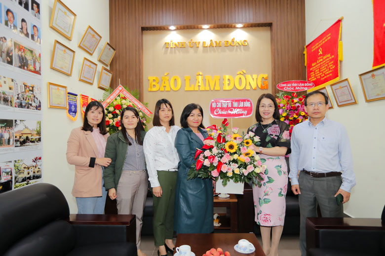 Lãnh đạo, cán bộ Hội Chữ thập đỏ tỉnh Lâm Đồng thăm, chúc mừng Báo Lâm Đồng nhân ngày 21/6