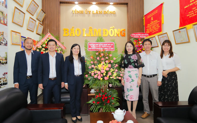 Lãnh đạo Trường Cao đẳng Nghề Đà Lạt thăm, tặng hoa chúc mừng đội ngũ người làm báo Báo Lâm Đồng