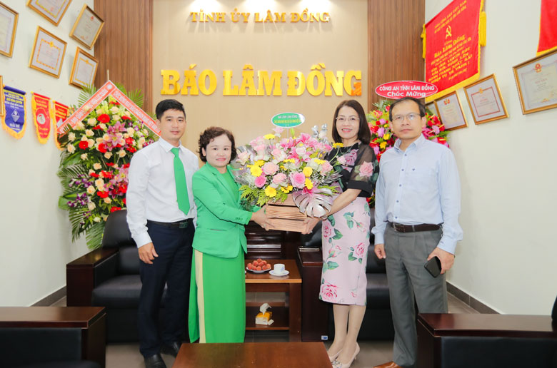 Đại diện Mai Linh Lâm Đồng thăm, chức mừng Báo Lâm Đồng sáng nay