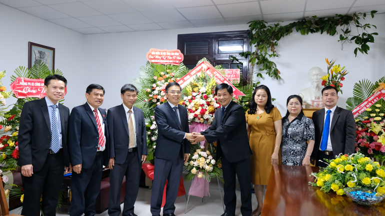 Lãnh đạo tỉnh tặng hoa chúc mừng Hội nhà báo Lâm Đồng 
