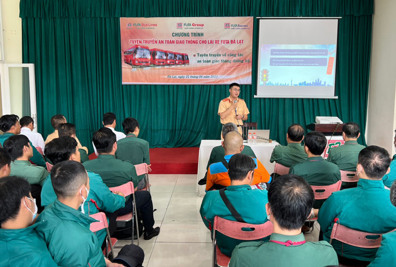 Gần 100 tài xế xe Phương Trang tập huấn kiến thức, kỹ năng ATGT