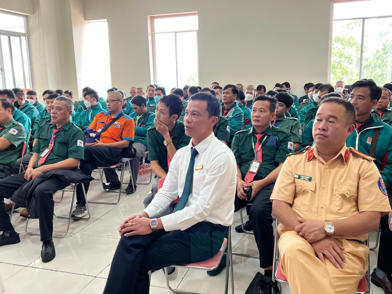 Gần 100 tài xế, nhân viên Công ty tham dự để cập nhật kiến thức