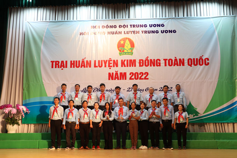 Trao thẻ trại sinh cho các cán bộ phụ trách Đội tham gia Trại huấn luyện