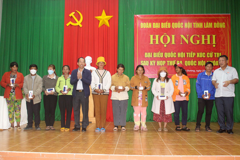 Lạc Dương: Tặng 307 điện thoại thông minh cho học sinh, gia đình khó khăn phục vụ chuyển đổi số