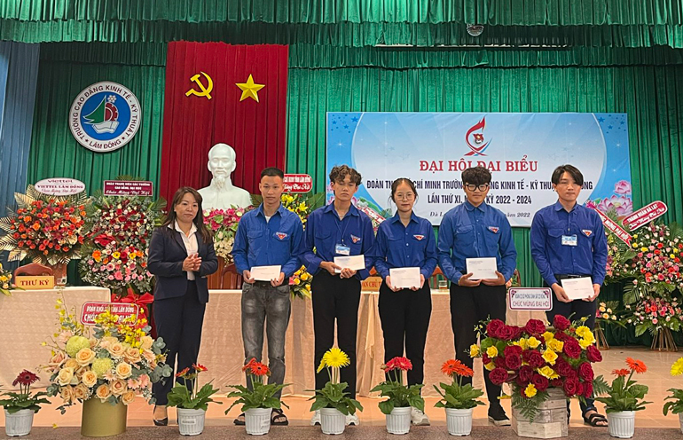 Trao học bổng cho các sinh viên vượt khó học giỏi