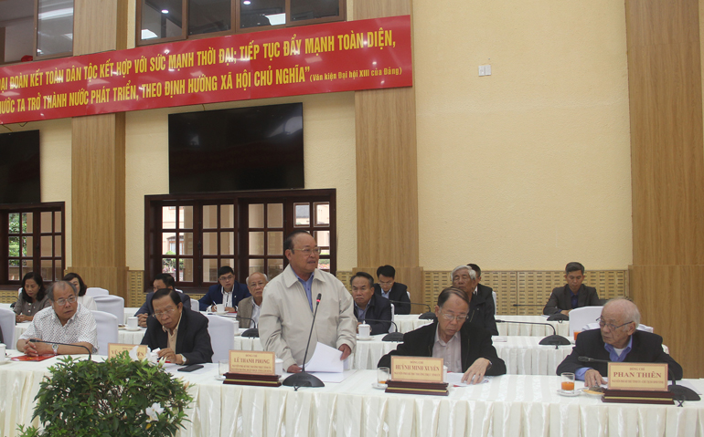 Các đồng chí nguyên lãnh đạo tỉnh phát biểu ý kiến, đóng góp tại buổi gặp mặt