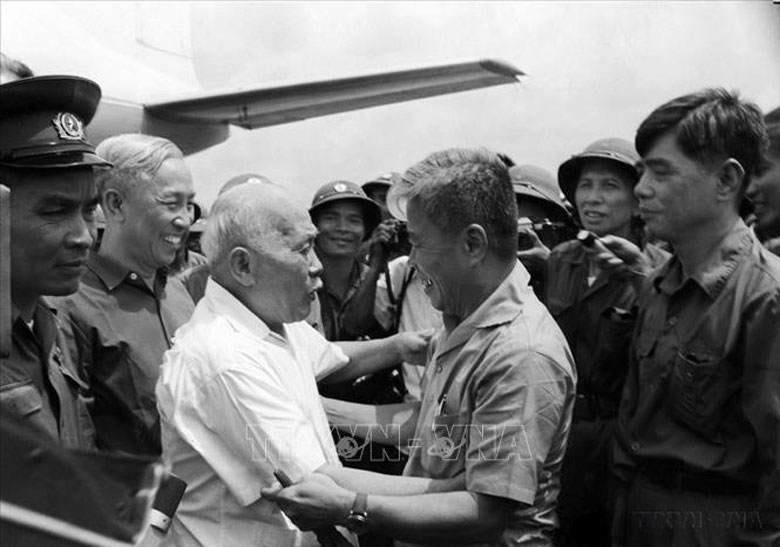 Đồng chí Phạm Hùng - Ủy viên BCT Ban Chấp hành Trung ương Đảng Lao động Việt Nam, Bí thư Đảng bộ miền Nam đón Chủ tịch Tôn Đức Thắng và đoàn đại biểu BCH Trung ương Đảng Lao động Việt Nam, Chính phủ Việt Nam dân chủ cộng hòa và Mặt trận Tổ quốc đến Sài Gòn dự lễ mừng chiến thắng sáng 13/5/1975 tại Sân bay Tân Sơn Nhất (TPHCM). Ảnh tư liệu