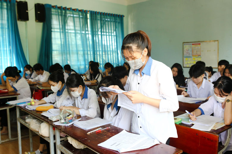 Tập trung ôn tập, rèn luyện kỹ năng cho học sinh lớp 12