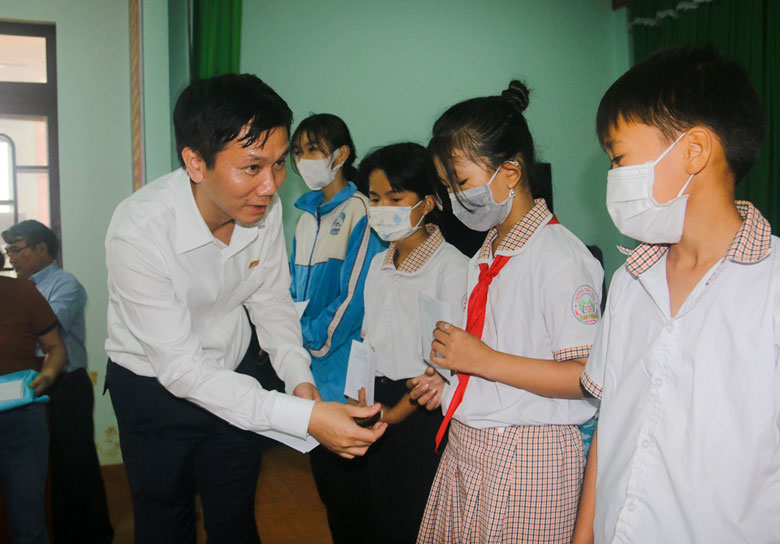 ĐBQH tặng 20 phần quà cho các học sinh có hoàn cảnh khó khăn, học sinh nghèo vượt khó