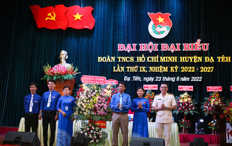 Tỉnh Đoàn tặng hoa chúc mừng tại Đại hội