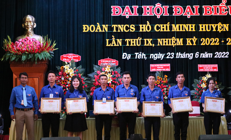 Trao bằng khen của Ban Chấp hành Tỉnh Đoàn Lâm Đồng cho các tập thể và cá nhân