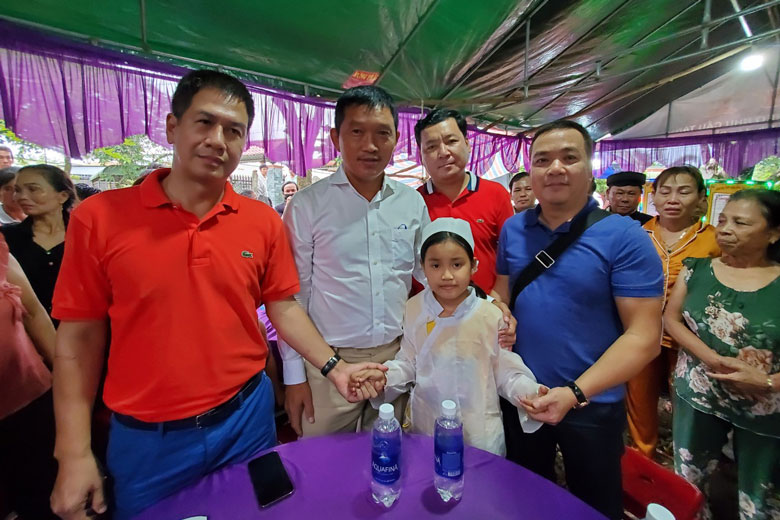 Đạ Tẻh: Bé gái mồ côi cha mẹ được nhận đỡ đầu