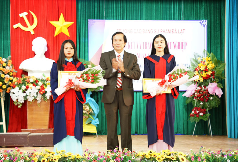 147 sinh viên tốt nghiệp cử nhân cao đẳng sư phạm và cao đẳng nghề nghiệp