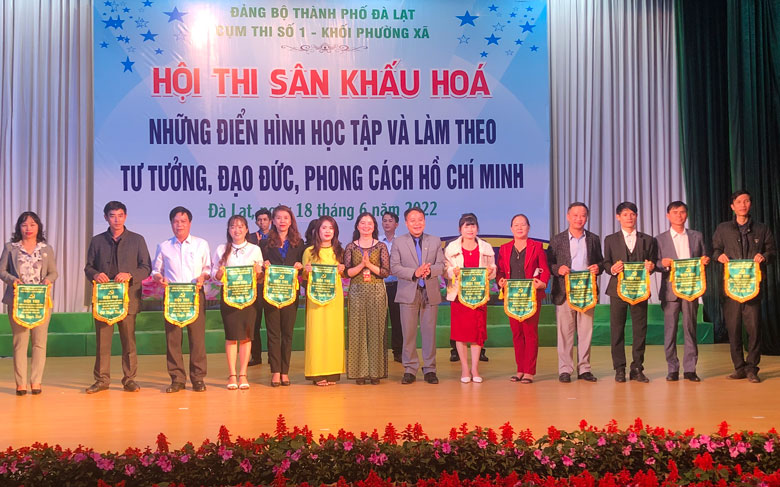 Tiếp tục đẩy mạnh thực hiện có hiệu quả Nghị quyết Trung ương 4