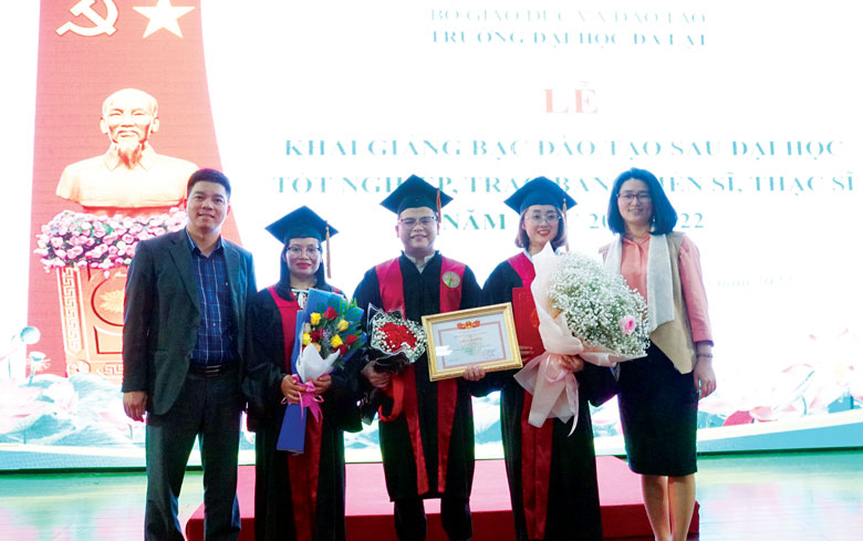 Tân thạc sĩ vượt cảnh ngộ hoàn thành mục tiêu