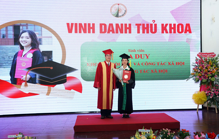 Trao bằng tốt nghiệp sinh viên tốt nghiệp thủ khoa