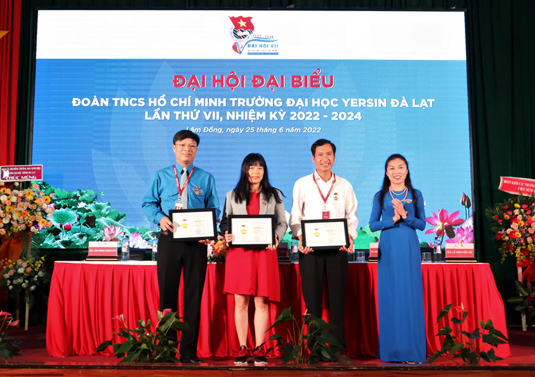 Đoàn đại biểu đi dự đại hội cấp trên ra mắt Đại hội