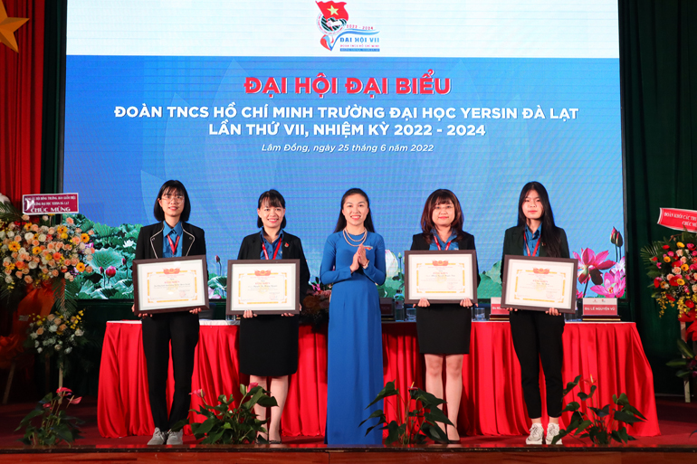 Trao bằng khen của Ban Chấp hành Tỉnh Đoàn Lâm Đồng cho các tập thể và cá nhân