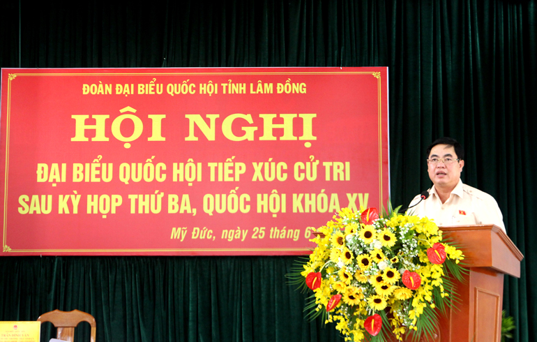 Đồng chí Trần Đình Văn - Phó Bí thư Thường trực Tỉnh ủy, Trưởng đoàn ĐBQH tỉnh Lâm Đồng ghi nhận, tiếp thu và giải trình các ý kiến, kiến nghị của cử tri