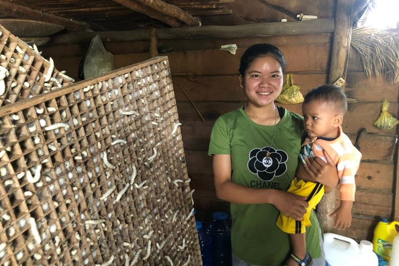 Phụ nữ K'ho trồng dâu nuôi tằm