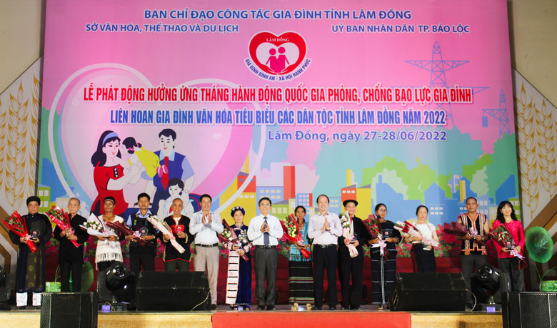 Tôn vinh 12 gia đình văn hóa tiêu biểu