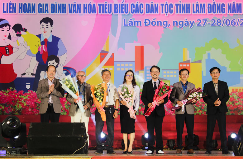 Tặng hoa cho Ban giám khảo các cuộc thi