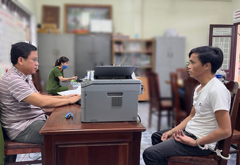 Khởi tố đối tượng có 3 tiền án tiếp tục đi lừa người dân làm sổ đỏ giả